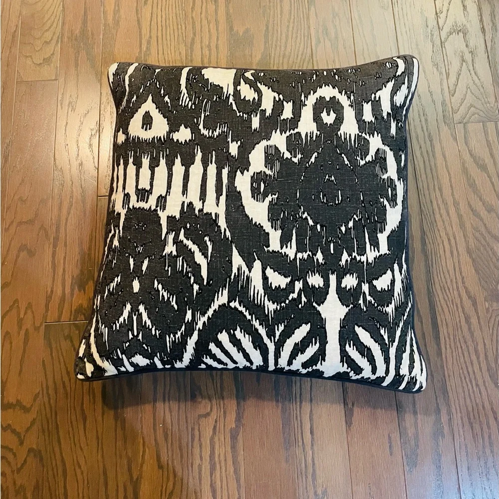 VILLA HOME Reversible NEW Ikat Linen Accent Pillow 22x22 Down Insert Included